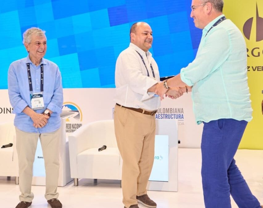 AMR Construcciones recibe reconocimiento por sus 25 años de trayectoria